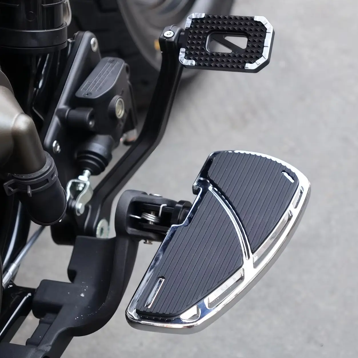 For QJMOTOR SRV400VS special modification accessories  enlarged foot pedal Thick anti-slip serrations firm footing while riding