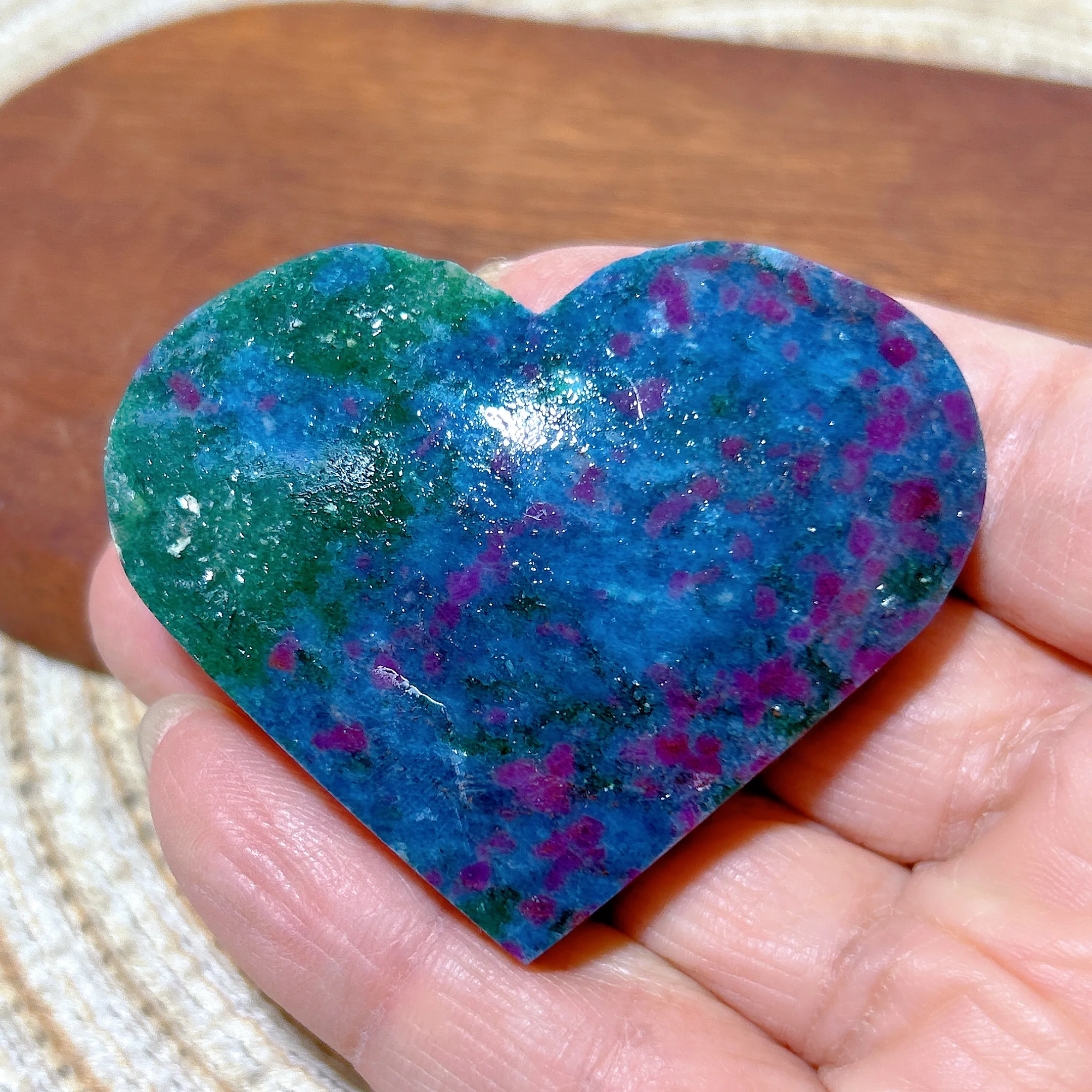Natural Crystal Ruby Kyanite Palm UV Light Reactive Fluorescence Gemstone Healing Stone Energy Ornament Home Decorations Gift