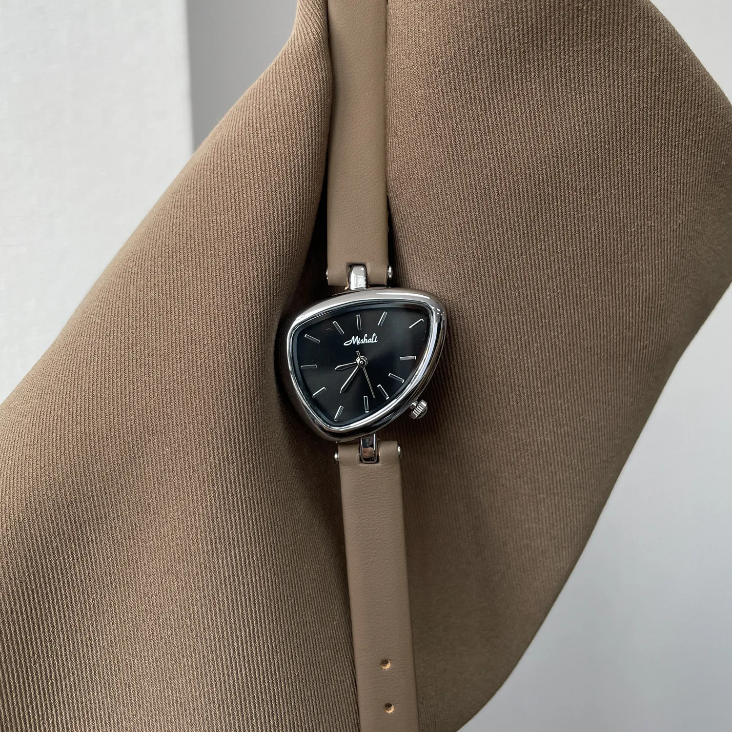 Artistic Style Women'S WatchElegant And Sophisticated2026 New Design, Small And Exquisite Ladies' Wristwatch, Trendy Timepiece.