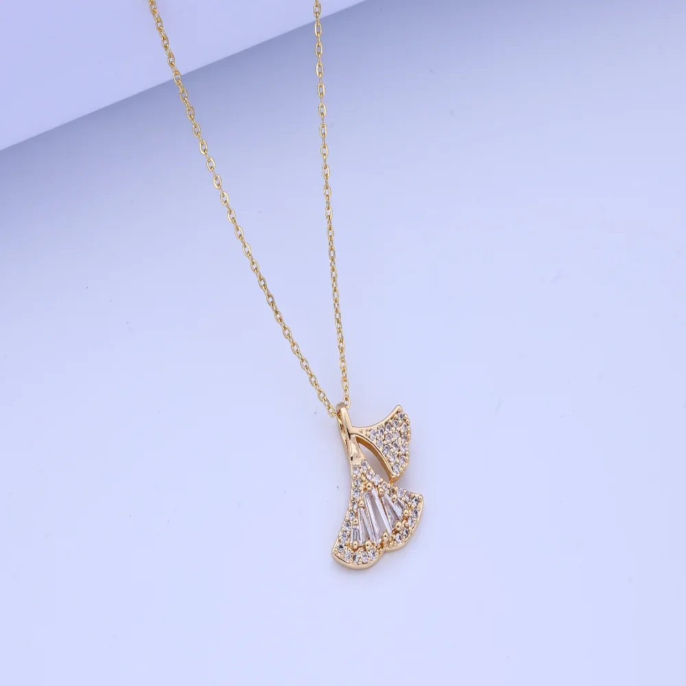 Beautiful Necklace for Women: Exquisite Fashion Design, Diamond-Encrusted with Zirconium, Ginkgo Biloba, Cold Wind Niche Collarb
