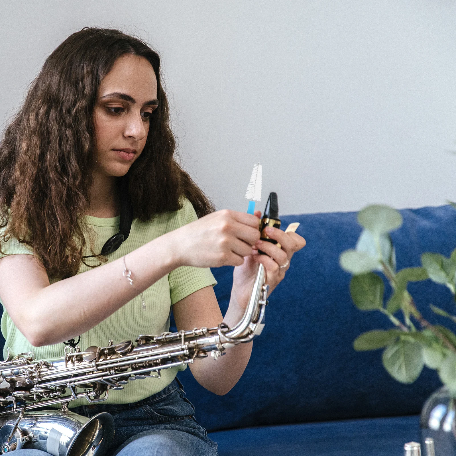 

Saxophone Cleaning Brush Durable Soft Fiber Ergonomic Handle for Instrument Maintenance Flute Clarinet Mouthpiece Cleaner