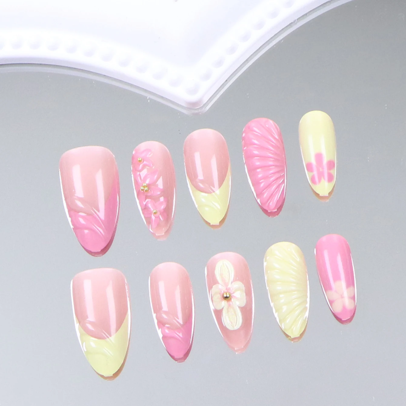 10PCS French Style Fake Nails With Full Coverage, Acrylic Fake Nails With 3D Floral Patterns And Shell Nail Art Design
