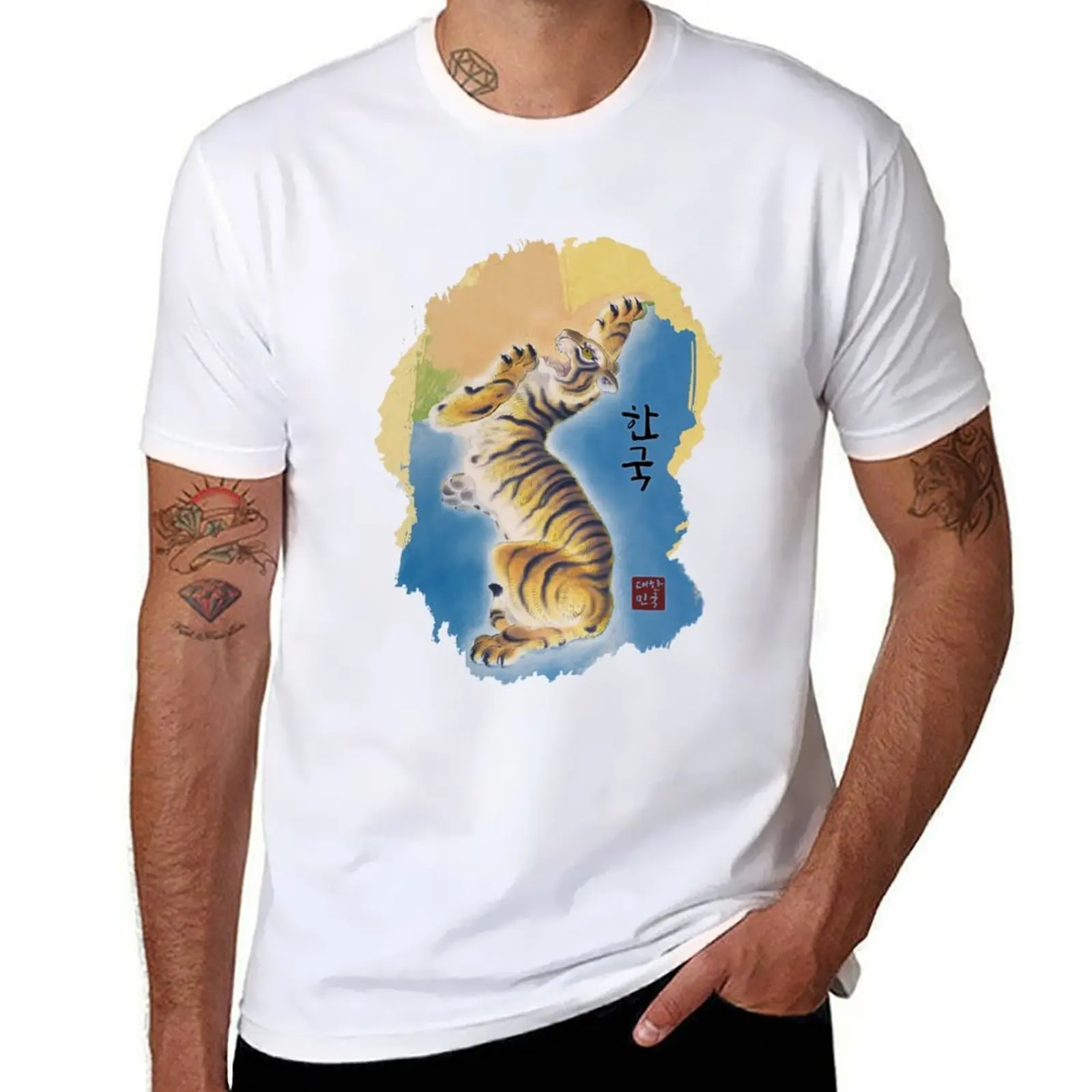 

korea map made of tiger drawing with hangul calligraphy, south korea vintage art gifts for people who love korean cultur T-Shirt