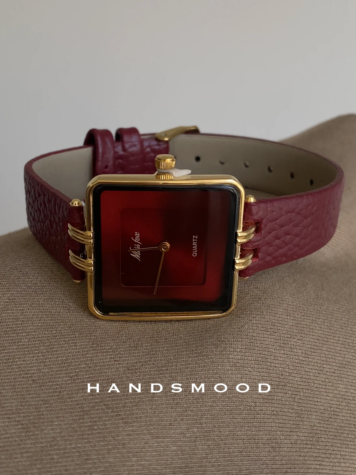 ساعة كوارتز جلدية فاخرة مربعة حمراء كبيرة الحجم عصرية بمزاج أبيض عالي الجودة هدية عيد ميلاد للنساء