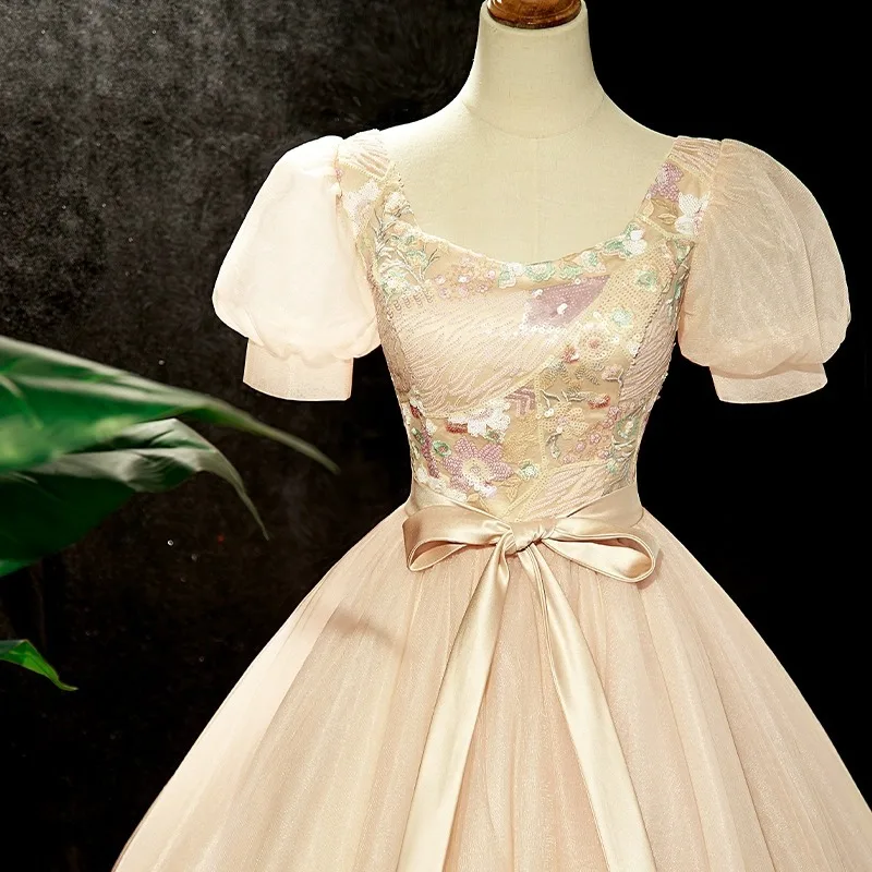 أكمام فقاعية عصرية، امتحان فني صوتي، أداء Bel Canto Solo، تنورة منفوشة، فستان قادم من العمر، تأثير التخسيس