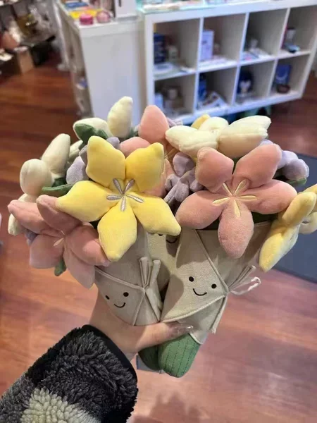 Diversão mão segurando Tulipa Brinquedo, Pacote de flores, Pelúcia em vasos, Menina, Graduação, Presente De Casamento, Presente De Aniversário, Presente Do Dia Dos Namorados