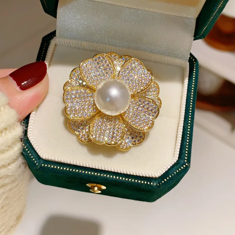 CC Elegant Brooch Full of Zirconia Romantic Flower Shape Coat Pins Imitation Pearl Gold Color Luxury Cardigan Shawl Buckles B87