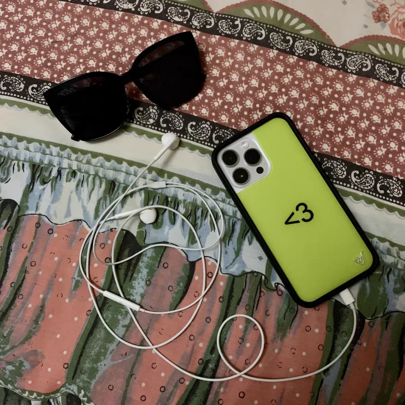 حافظة هاتف Wildflower WF XCX أقل من 3 لهاتف iPhone 16 15 14 13 12 17 Pro Max Plus Air 17promax WF غطاء كرتوني بشعار معدني