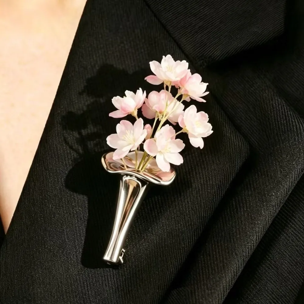Vintage Hollow Design Vase Brooch Vase Shape Dried Flower Holder Lapel Pin Creative Flower-Insertable Brooch Coat Decor