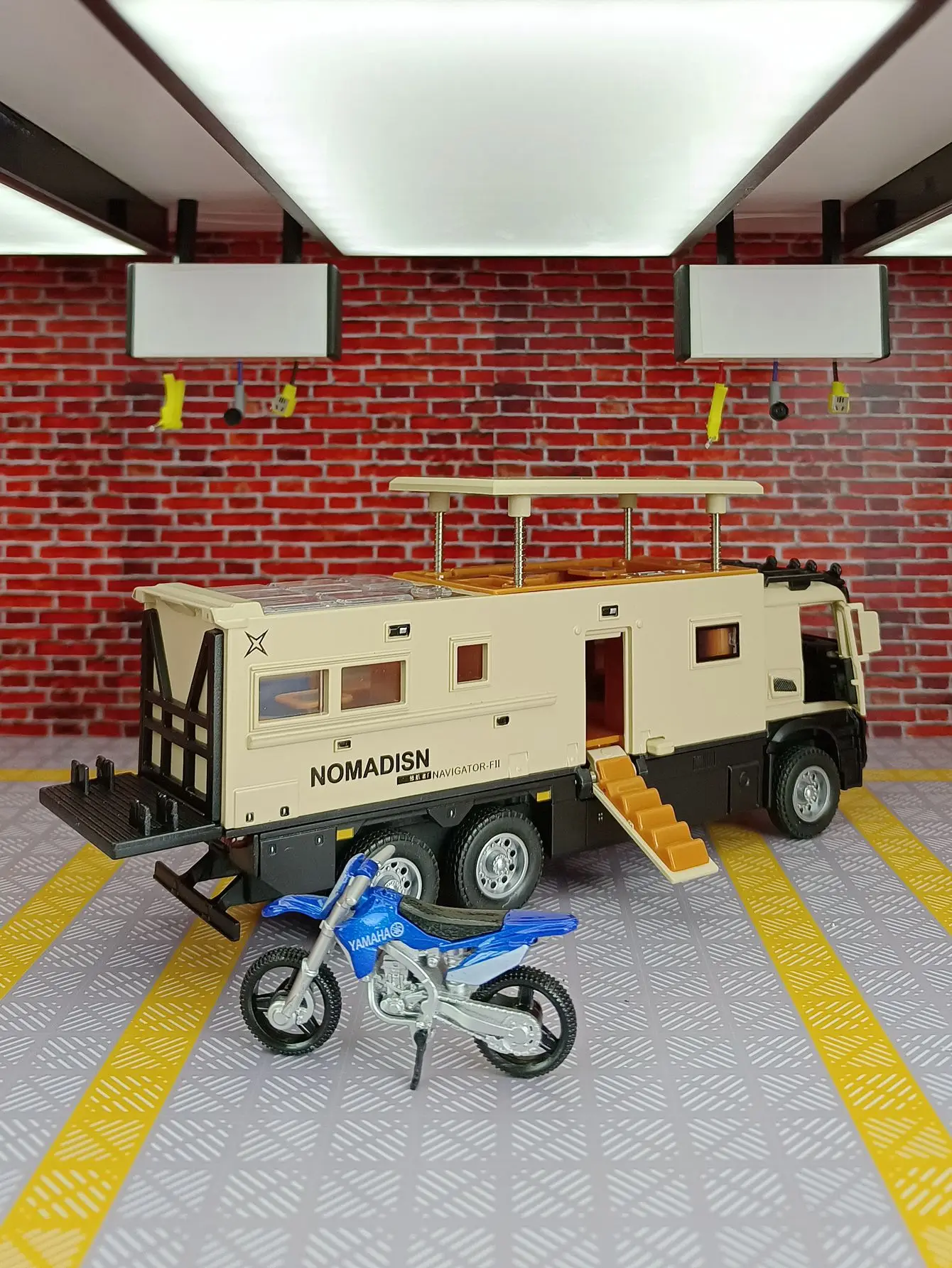 1:32 مرسيدس بنز شاحنة سبيكة على الطرق الوعرة نموذج سيارة سيارة، سيارة توجيه، هدية ردود الفعل الصوتي والضوء، يمكن فتح الأبواب #3