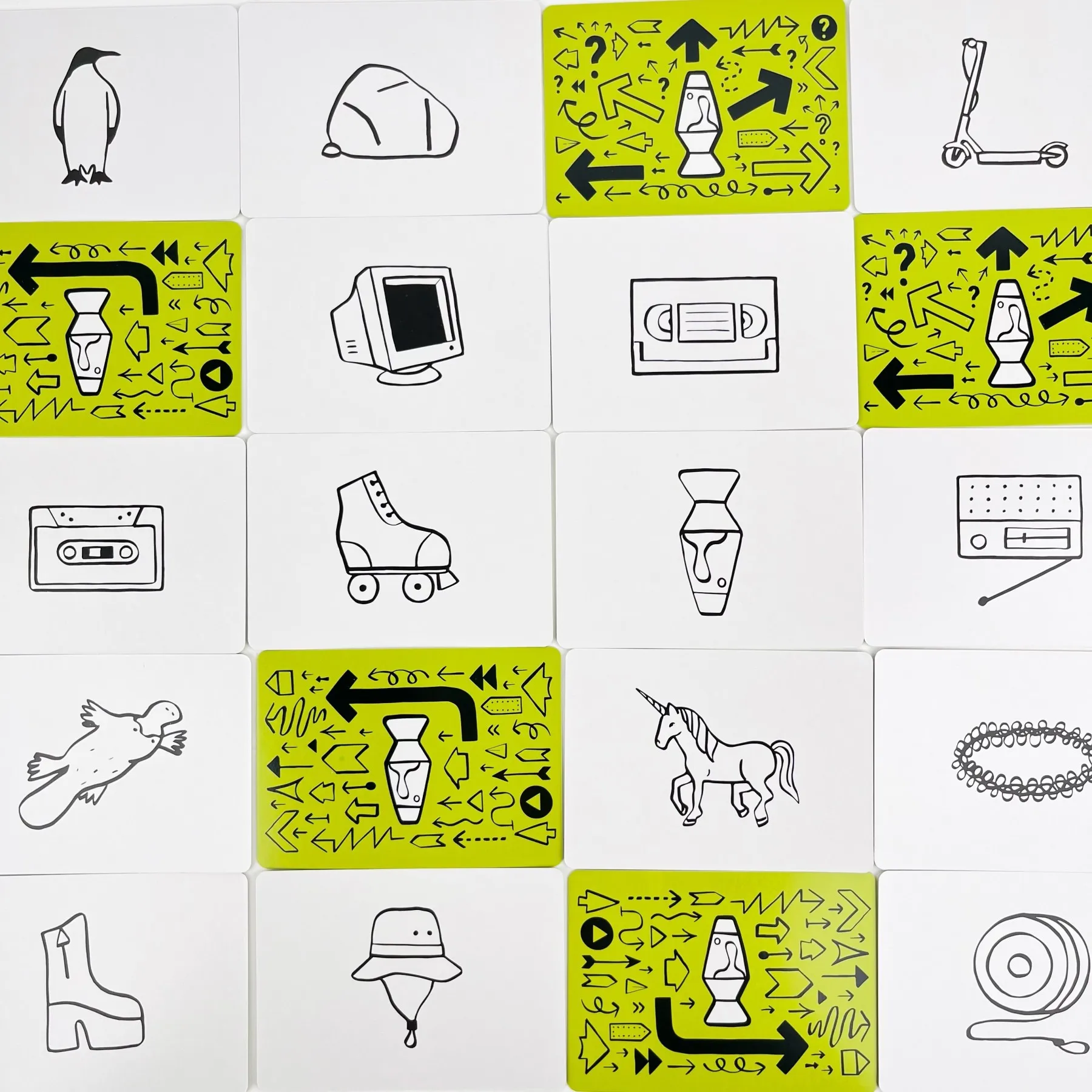 مجموعة ألعاب Happy Party Not a Hat Board مع بطاقة أساسية وممتدة تتسع لـ 3-8 لاعبين لجميع الأعمار - ممتعة وذاكرة