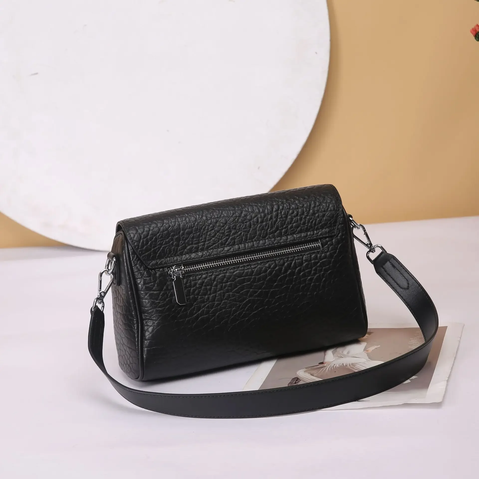 حقيبة كروس من الجلد الطبيعي ذات ملمس فقاعي - محفظة كتف أنيقة وخالدة للنساء، حاملة أساسيات يومية فاخرة