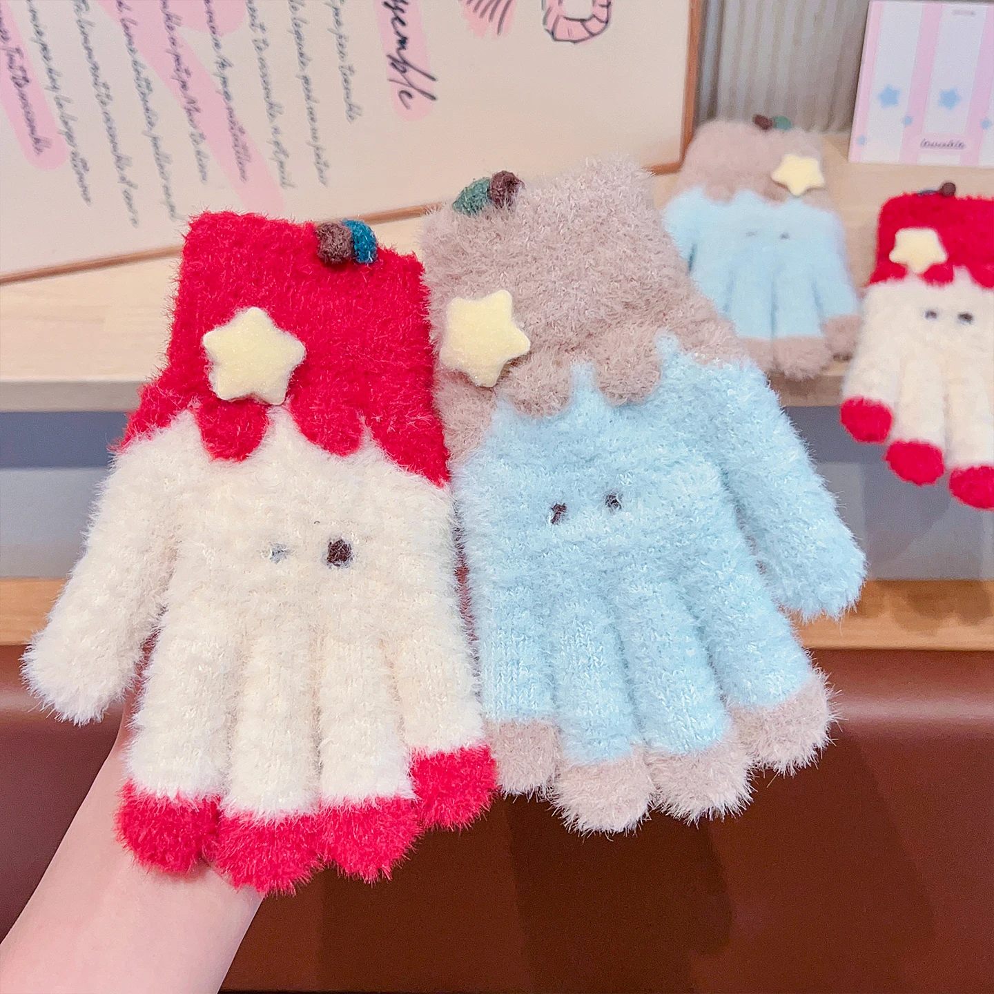 Niedliche Cartoon-Kinderhandschuhe mit Vollfinger-Plüsch, Kirsch-, Geweih- und Stern-Dekor, flauschige gestrickte Handschuhe aus Kunstnerz, warme Winter-Mittens für Mädchen – Detail 7