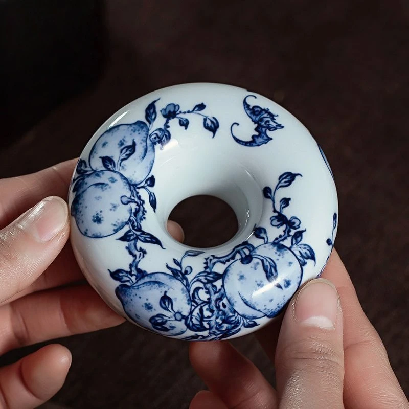Ceramic tea lid, chai kiln blue and white hand-painted point worker longevity peach donut pot lid