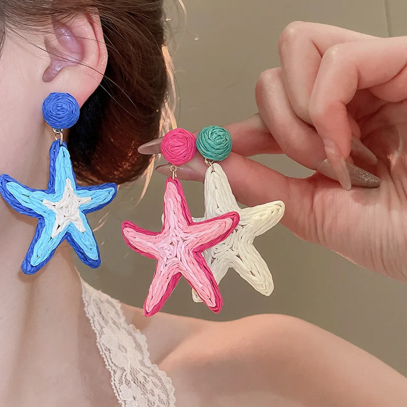 Raffia-Gras Gewebte Ohrhänger für Frauen Seestern-förmige Sterne Blumen-Ohrhänger Strandurlaub Original Ohrschmuck K