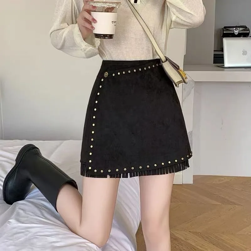 تنورة بنية عالية الخصر تتميز بمسامير ثقيلة من جلد الأيل مخملية للخريف والشتاء طراز ريترو جديد ملمس راقي #2
