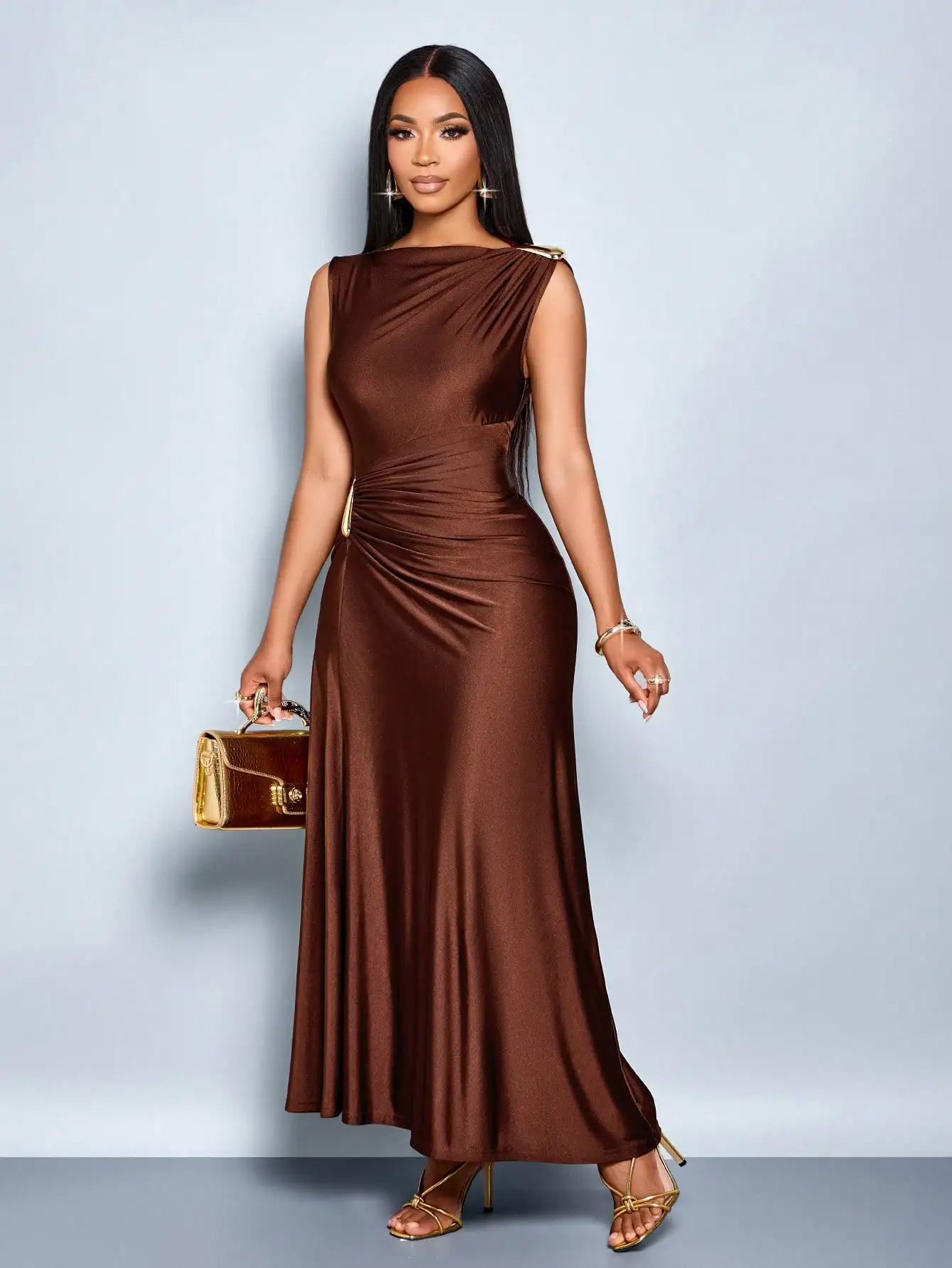 Elegancka, dopasowana sukienka maxi w kolorze brązowym z metalicznymi akcentami, idealna na imprezy, Walentynki i do noszenia na co dzień.
