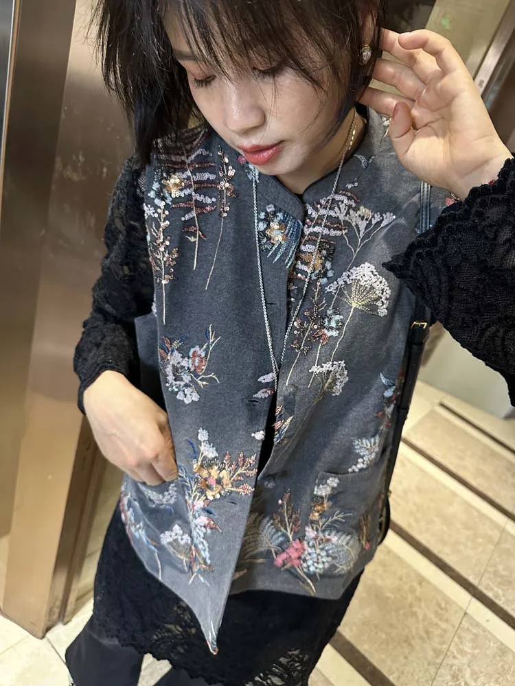 

Женский джинсовый жилет в стиле китайской эстетики с тяжелой вышивкой, пайетками, разноцветным воротником и легким национальным дизайном.