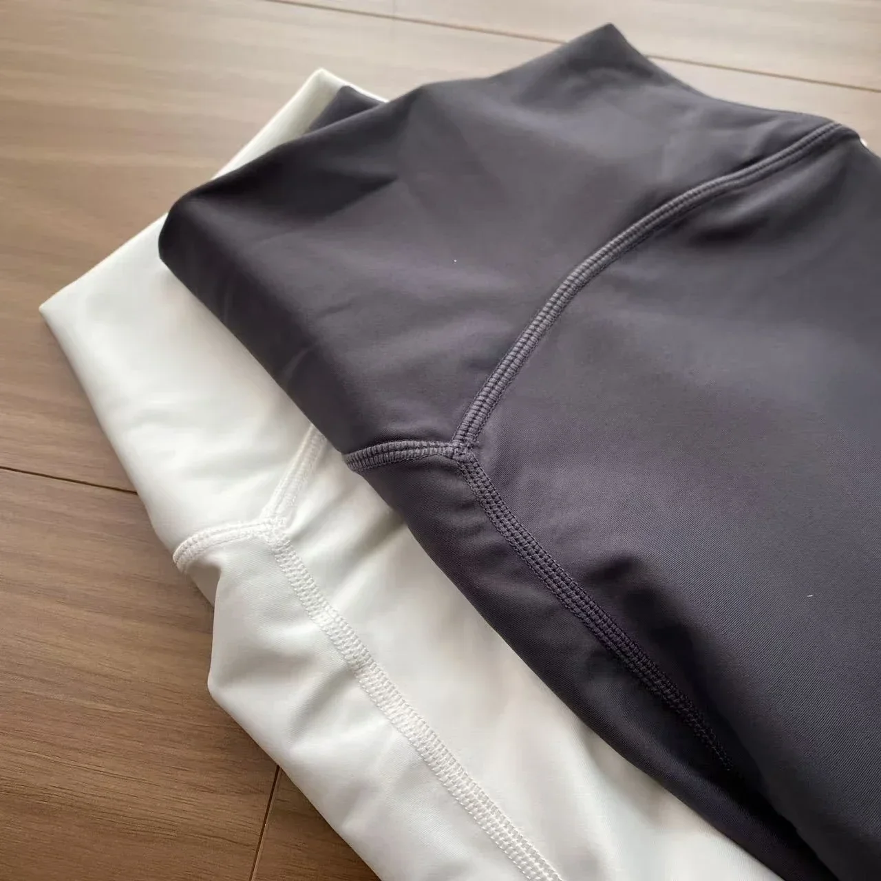 Al Бесшовные шорты для йоги 5 дюймов Airlift Energy Short Hip Lift Tight Appear Тонкие шорты для йоги Фитнес Велосипедные брюки Тренажерный зал для женщин