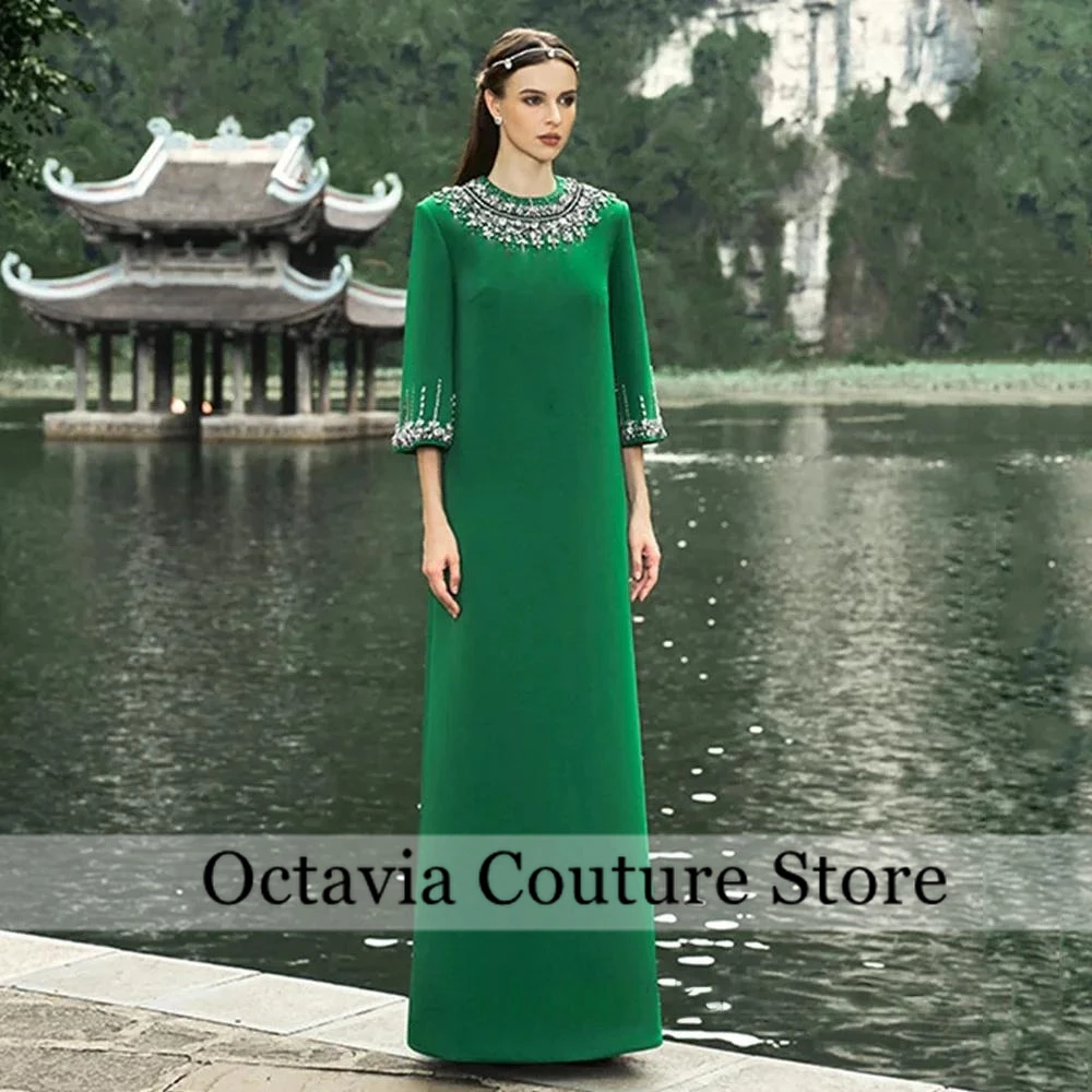 Suknia wieczorowa islamska w szmaragdowej zieleni z Arabii Saudyjskiej, szyta na miarę, z okrągłym dekoltem, rękawami 3/4, zdobiona koralikami i kamieniami, prosta, do ziemi، فستان وردي