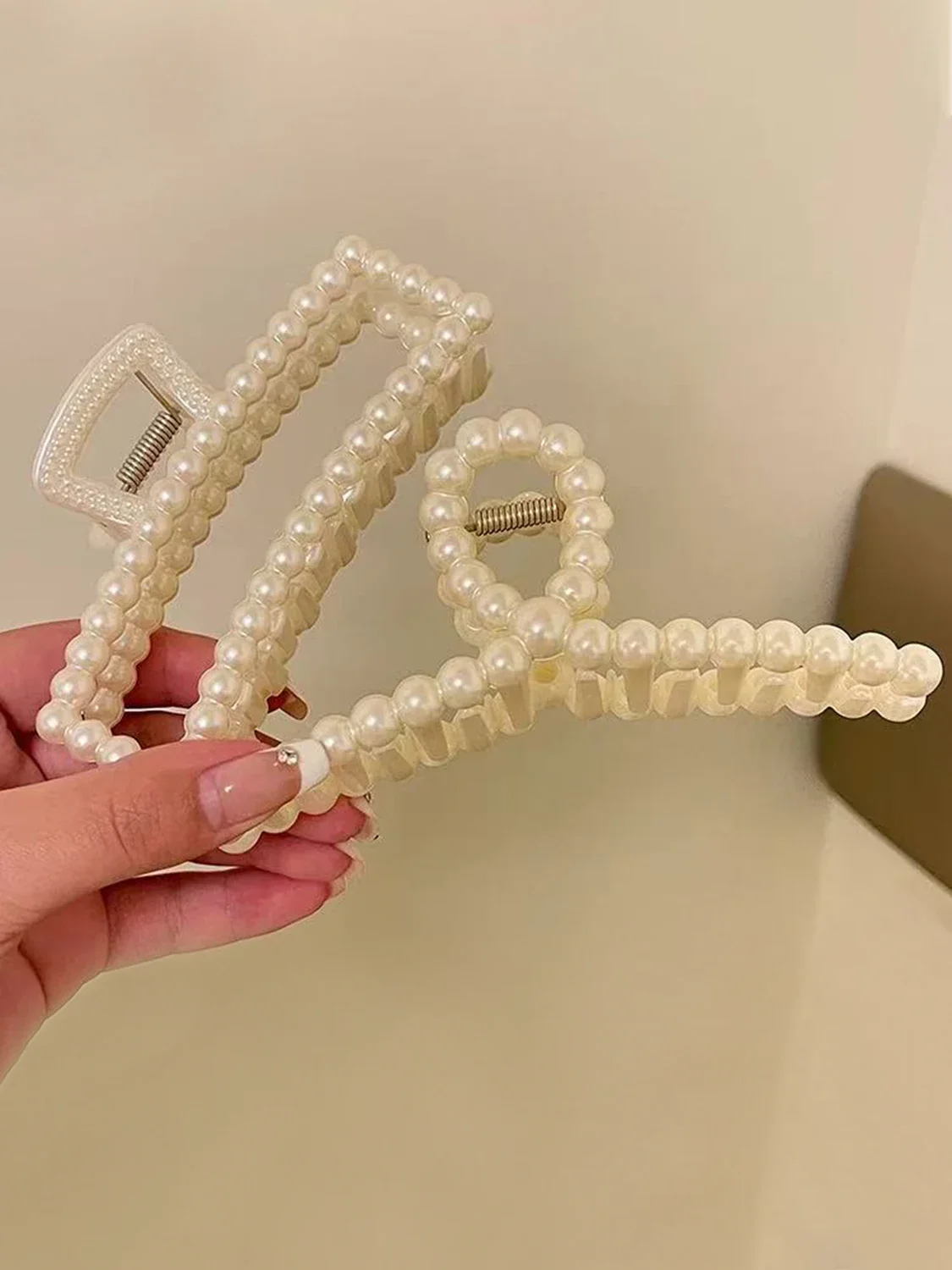 1pc Temperament Large Pearl Hair Clip, Elegant Back of the Head Grip Clip Pan Hair Ponytail Shark Clip, Simple Retro French Clip