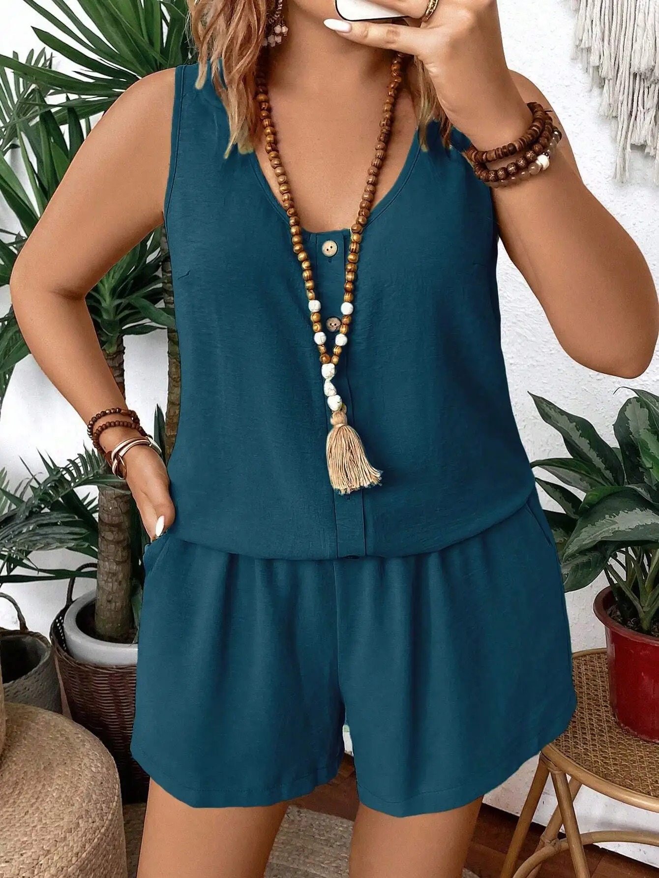 

Повседневный комплект из 2 предметов: однотонный топ без рукавов с V-образным вырезом и шорты с карманами