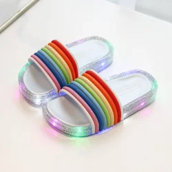 Verão novo LED luzes piscando Jelly Rainbow palavra flip sandálias meninas fundo macio chinelos boca de peixe do bebê das crianças