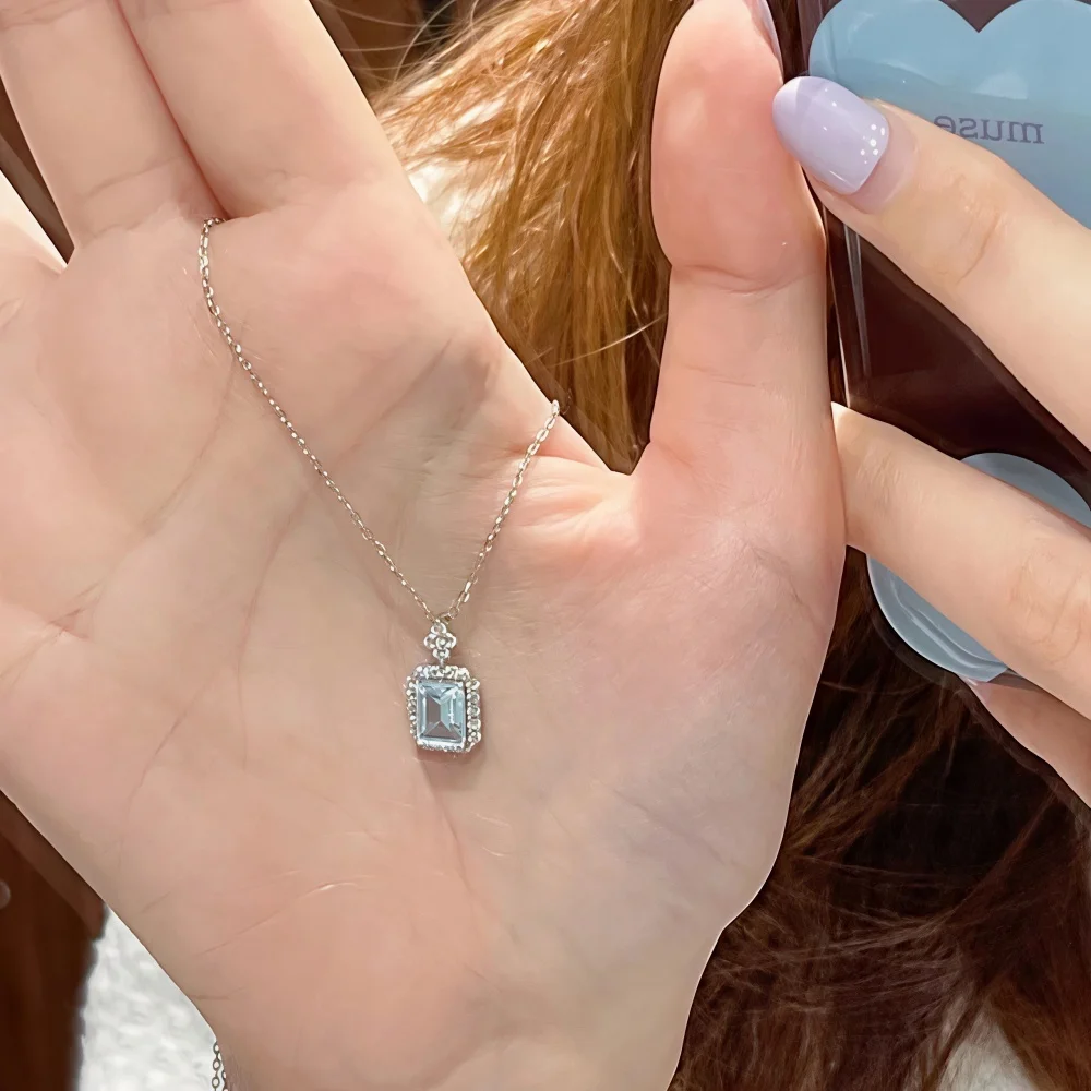 Modische blaue Kristall-Quadrat-Anhänger-Halskette, trendige Imitations-Edelstein-Halskette für Frauen, einfacher Partyschmuck und Accessoires. – Detail 3