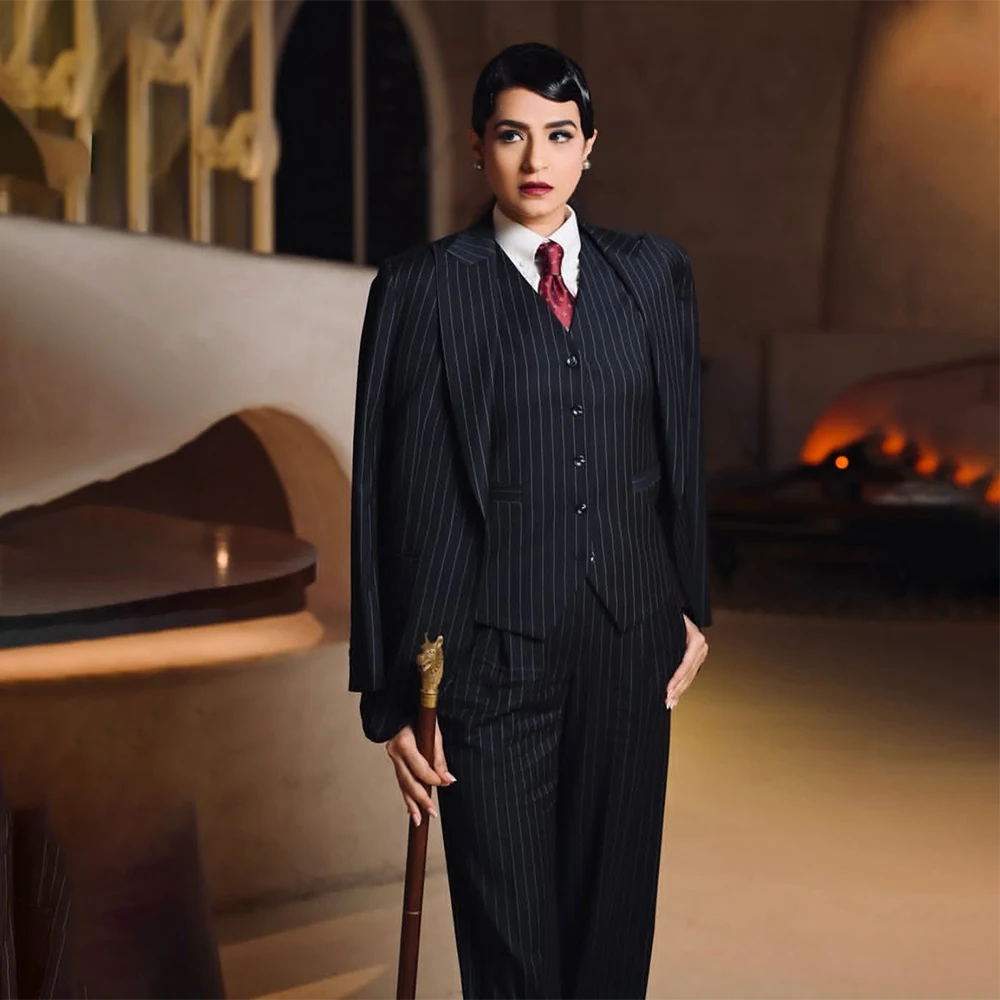 

Черный женский костюм в полоску из 3 предметов: пиджак, брюки, жилет. Высококачественный однобортный костюм с острыми лацканами для офиса. Модель 2026.