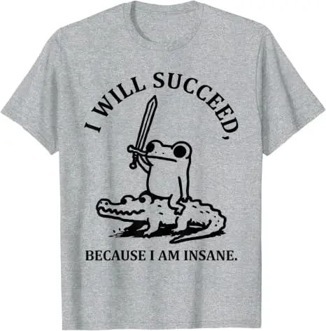 Ich werde Erfolg haben, weil ich verrückt bin. Lustiges T-Shirt mit Frosch auf Krokodil. Y2k Frosch reitet auf Krokodil. Ästhetische Kleidung. Humorvolles Spruch-T-Shirt. – Detail 4