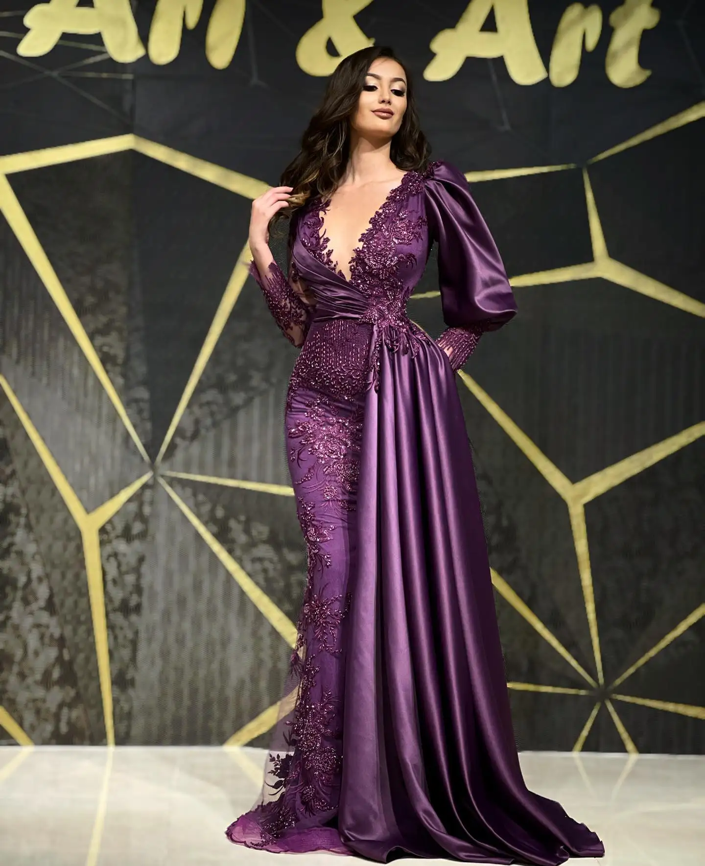 Dubai Purple Evening Celebrity Dresses Full Sleeves Satin V-Neck Sexy Prom Party Gowns Lace Beaded Saudi Arabia Formal Dress