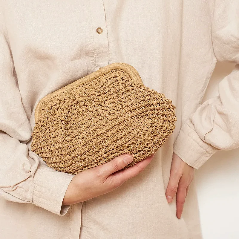 Sommerliche Strohgeflecht-Umhängetasche Modische Muscheltasche Damen-Schultertasche mit Kettengurt