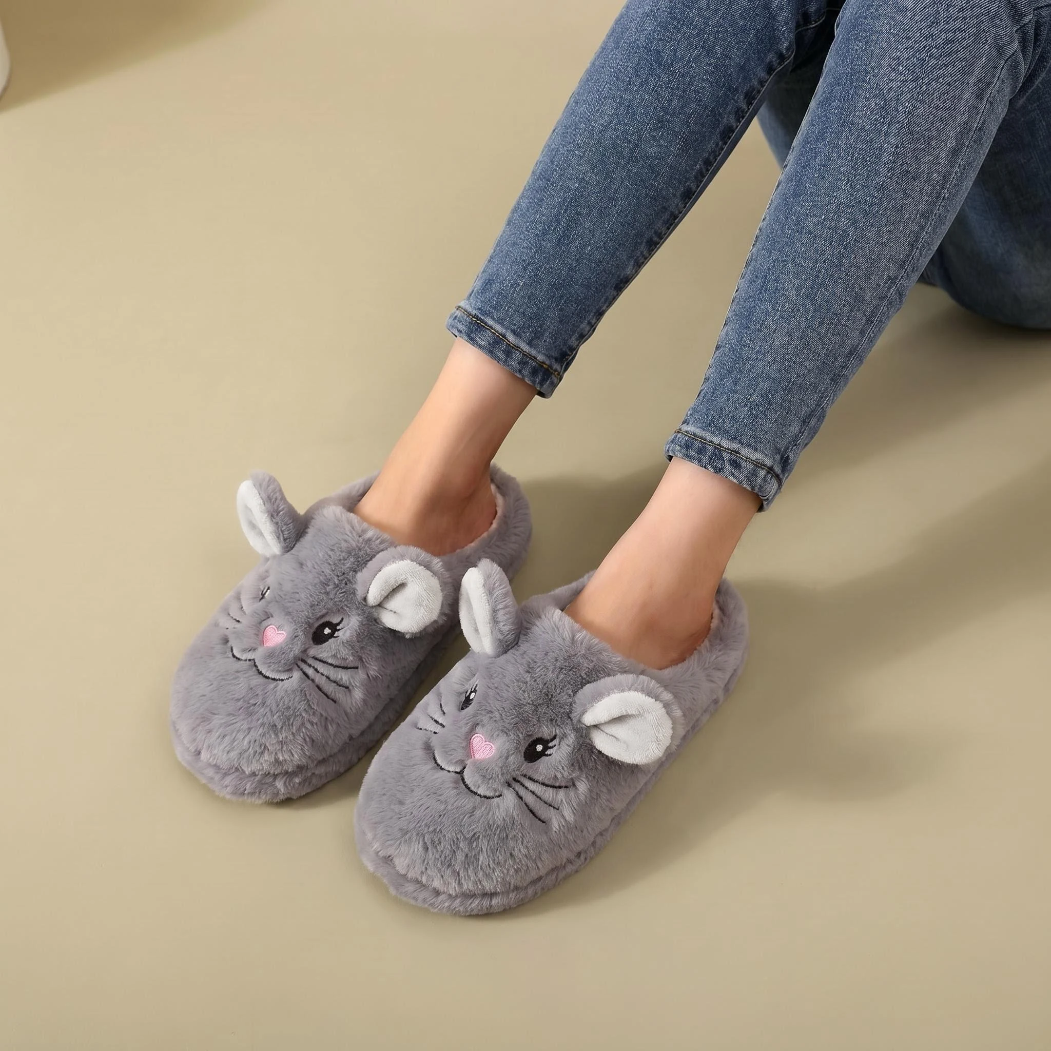 Un par de zapatillas de felpa grises con diseño de conejo de dibujos animados para mujer, cómodas zapatillas peludas para el hogar con suela suave para el dormitorio, lindas zapatillas de interior cálidas antideslizantes con forma de animal, zapatos ligeros, silenciosos y cómodos para mujer, la primera opción para regalos navideños