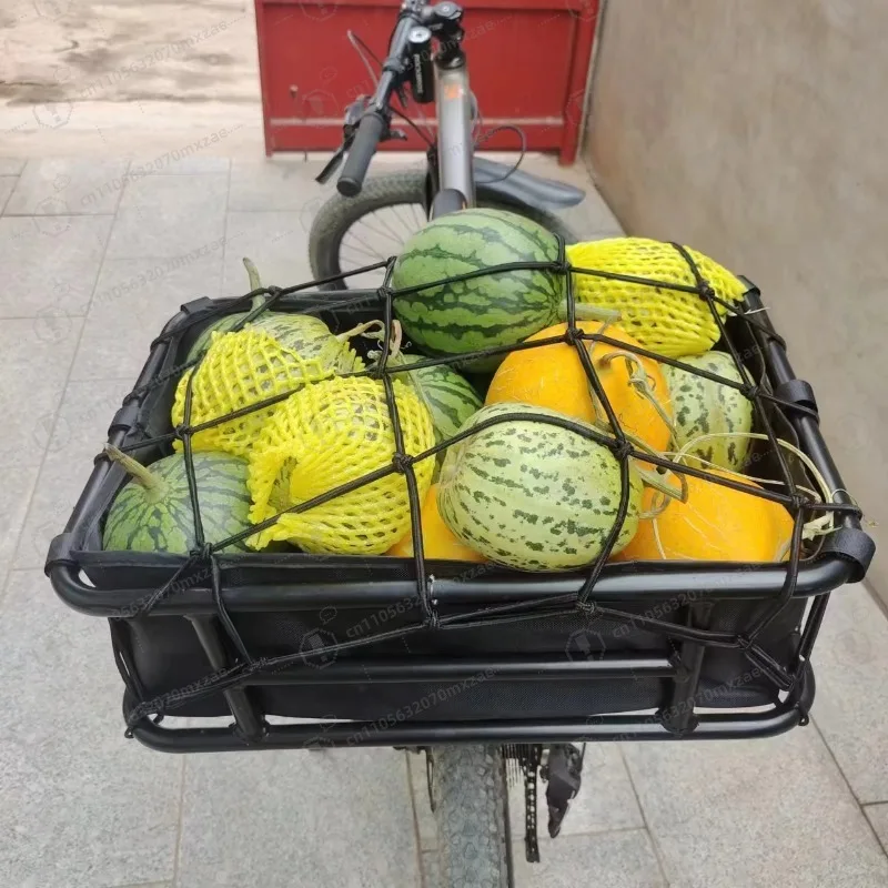 Il cestino posteriore della bicicletta può essere utilizzato per il trasporto di animali da picnic, lo shopping o il trasporto di merci.