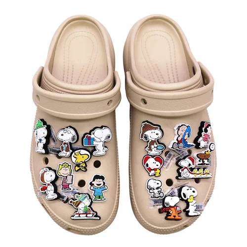 Imagen 2 del producto MINISO, 1 Uds., dijes de zapatos de PVC de diseñador, sandalias de Snoopy de dibujos animados, accesorios de decoración superior, bonitas formas de sabueso blanco, hebilla de zueco