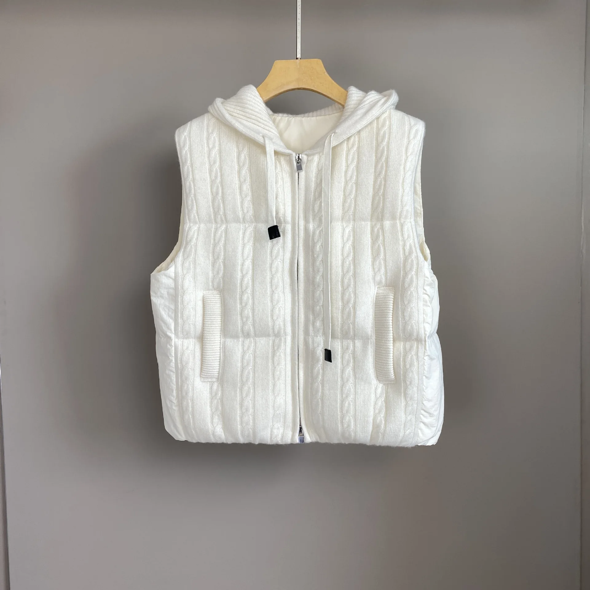 

Новинка осени и зимы 2025 года, кашемировый льняной вязаный жилет с капюшоном, модный и универсальный повседневный жилет на гусином пуху