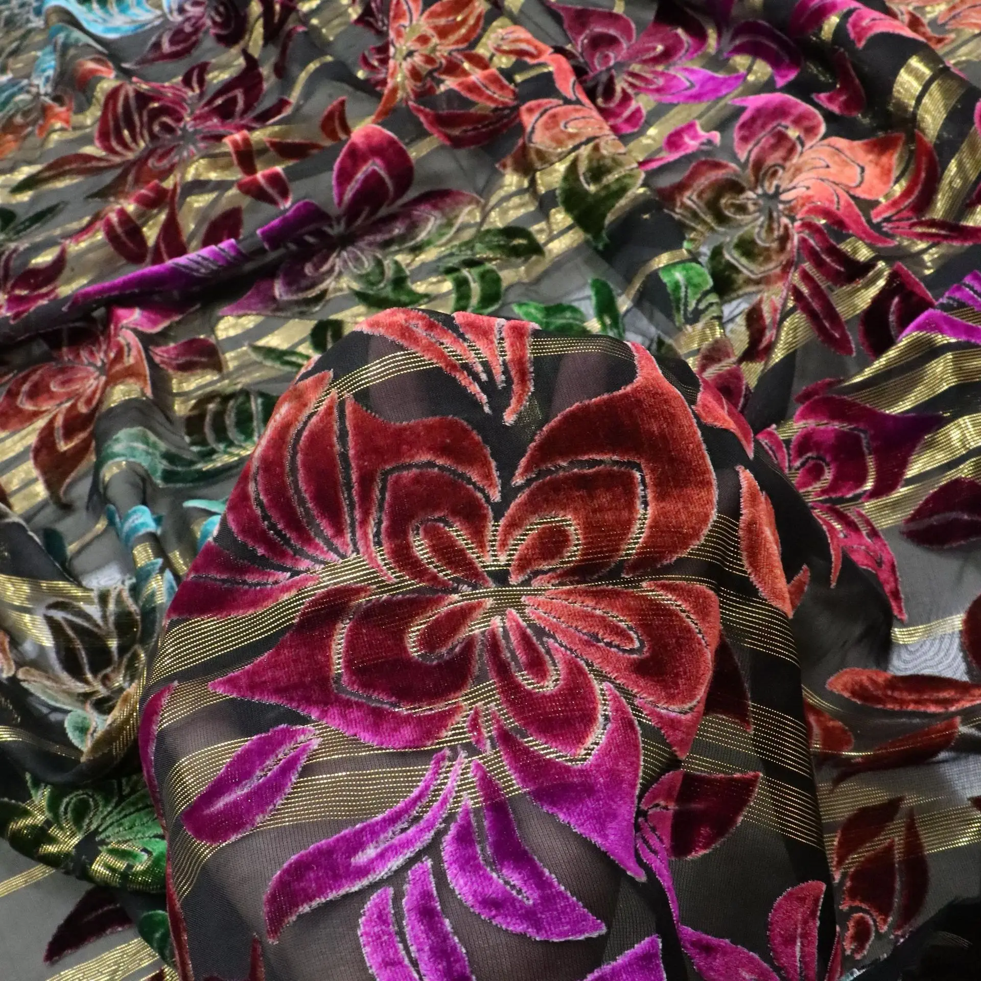 

Woven fabric skirt with brocade sticky velvet, imitation silk velvet, thread, shiny silk, hand-painted velvet.