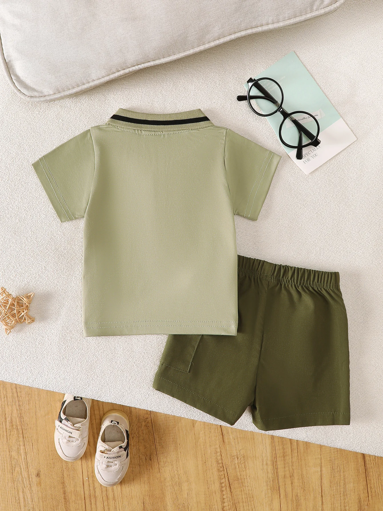Baby- und Kleinkind-Sommermode, lässiger britischer Stil, Poloshirt und Shorts Zweiteiler-Set, erbsengrünes besticktes Pony-Revers-Oberteil + armeegrüne Cargo-Shorts mit Taschen, 2-teiliges Set – Detail 2