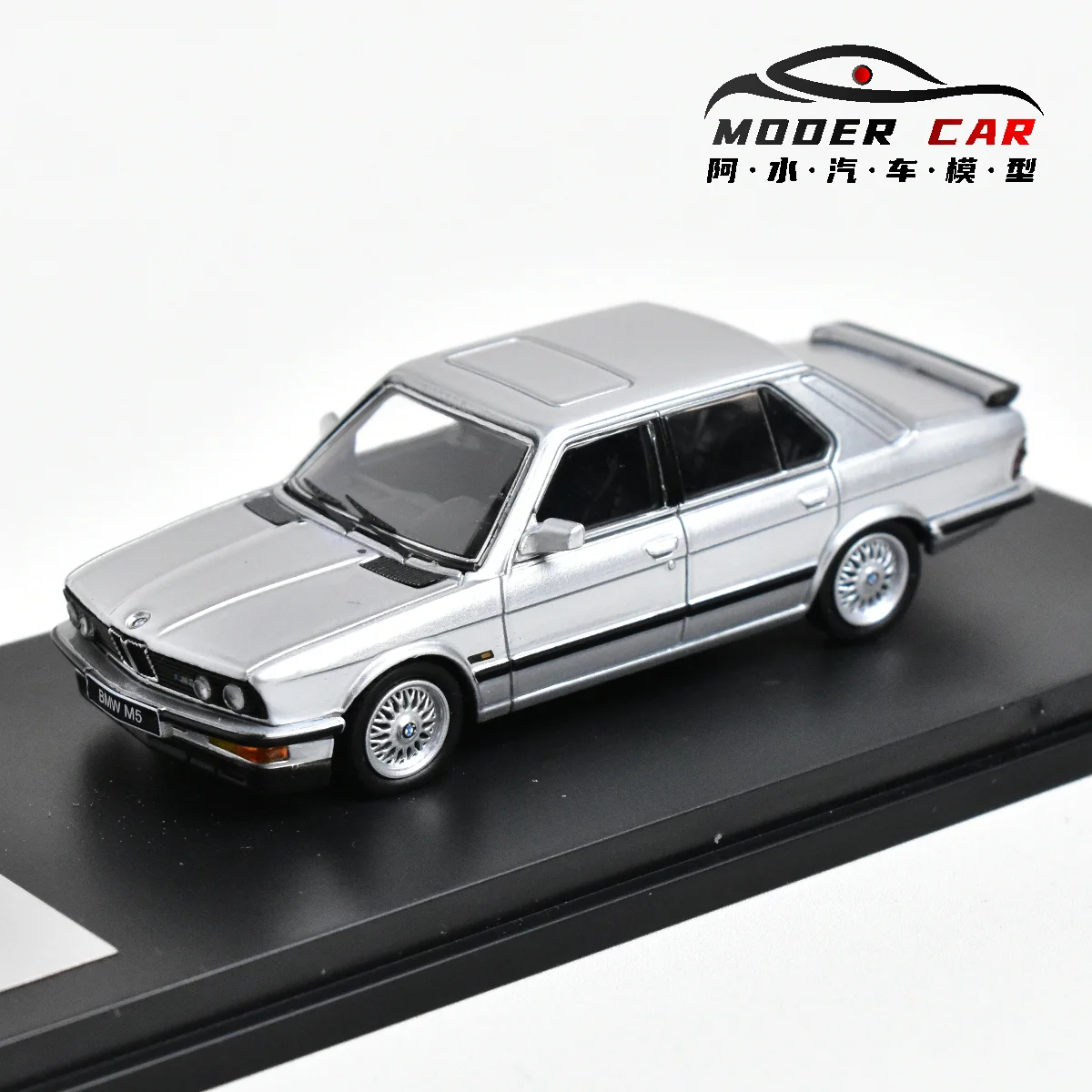 KING MODEL 1:64 M5 E28 Four doors Sedan2 generation Diecast Model Car