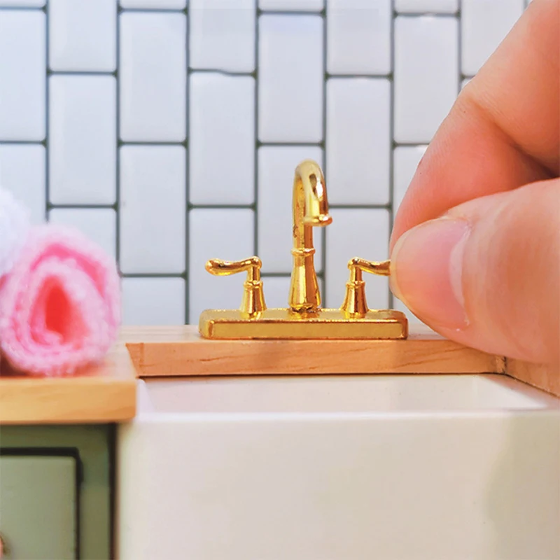 Миниатюрный-имитация-ванной-комнаты-золотой-мини-смеситель-модель-1-шт-аксессуары-для-кукол-игрушки-новый-кукольный-домик-в-масштабе-1-12