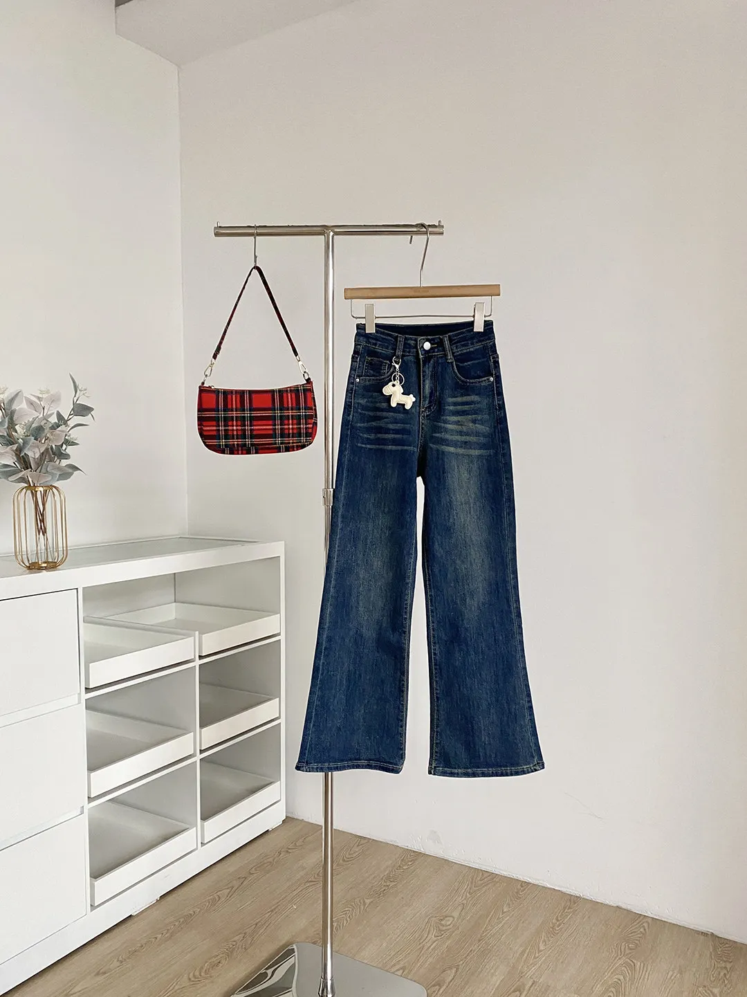 

Женские джинсы с высокой талией, драпированные, из выстиранного денима, весна 2026, облегающие, элегантные, универсальные, слегка расклешенные, длинные брюки