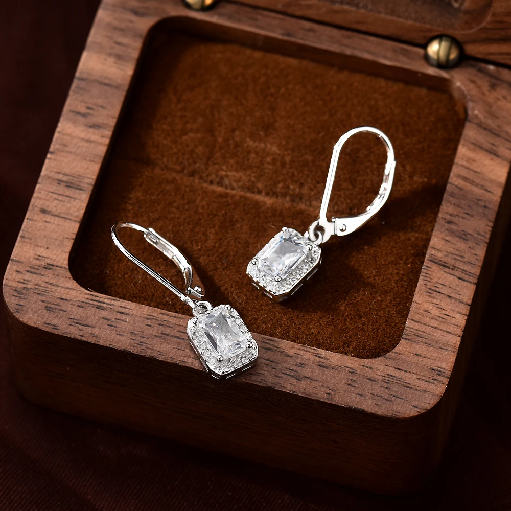 

A pair of 925 silver ear pendants with a unique design is suitable for daily wear and makes a great gift for your loved one.