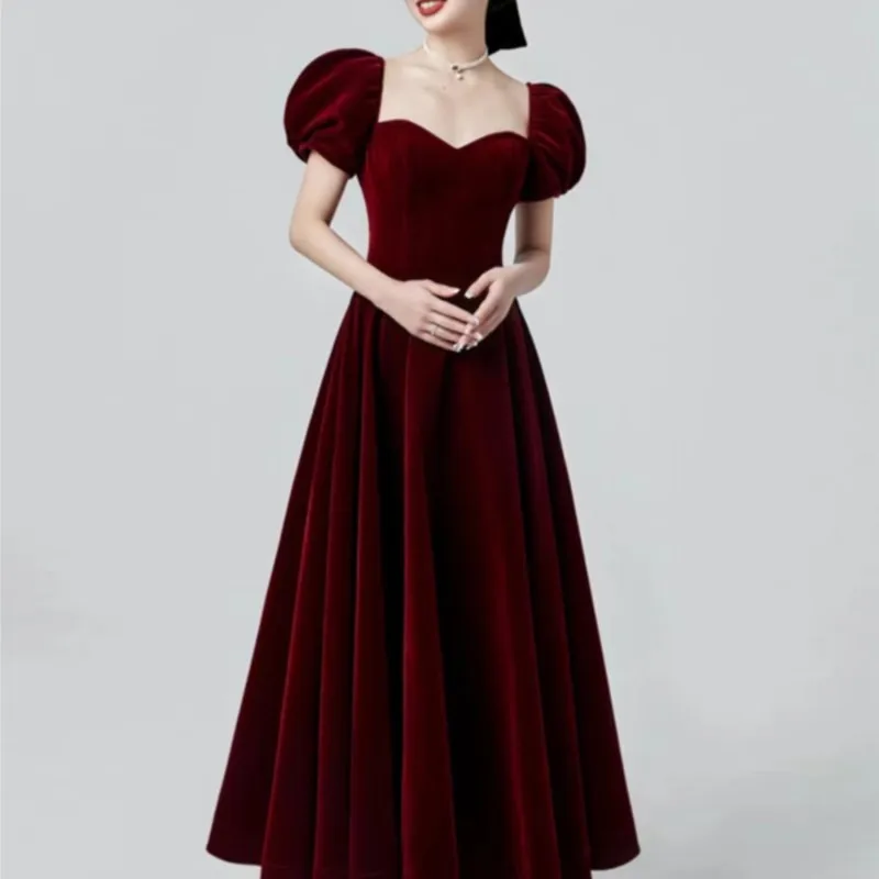 Vestido de tostado con temperamento rojo vino, sentido sencillo de la espalda