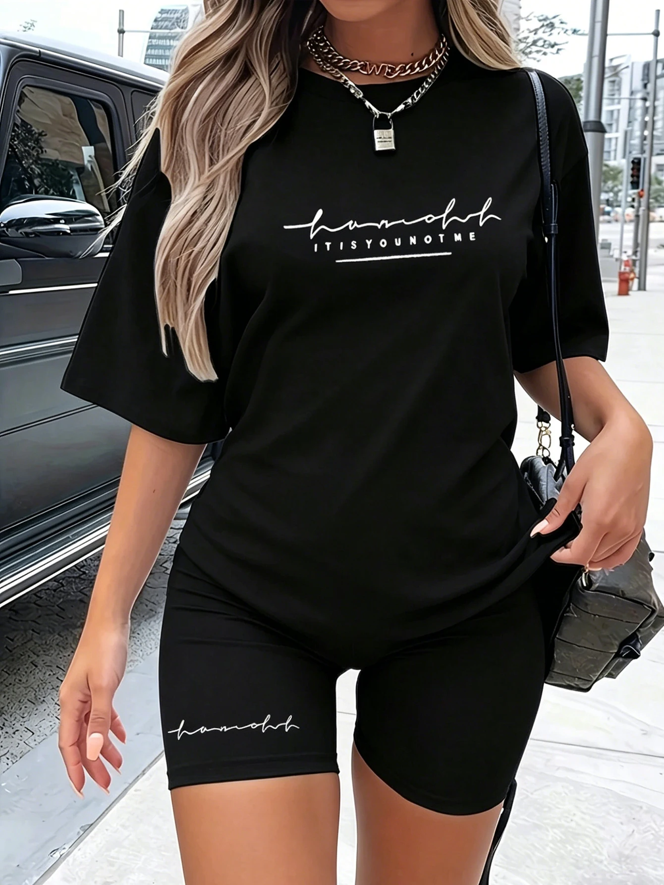 

Женский модный повседневный комплект: свободная футболка с принтом и обтягивающие шорты, стиль уличной моды для девушек.