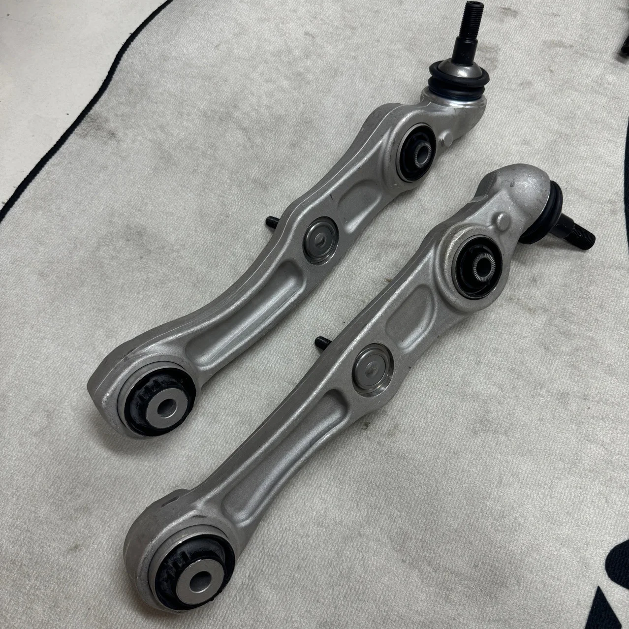 

Suitable for 31106893395 31106893396 Rolls Royce Cullinan Down Swing Arm Control Arm