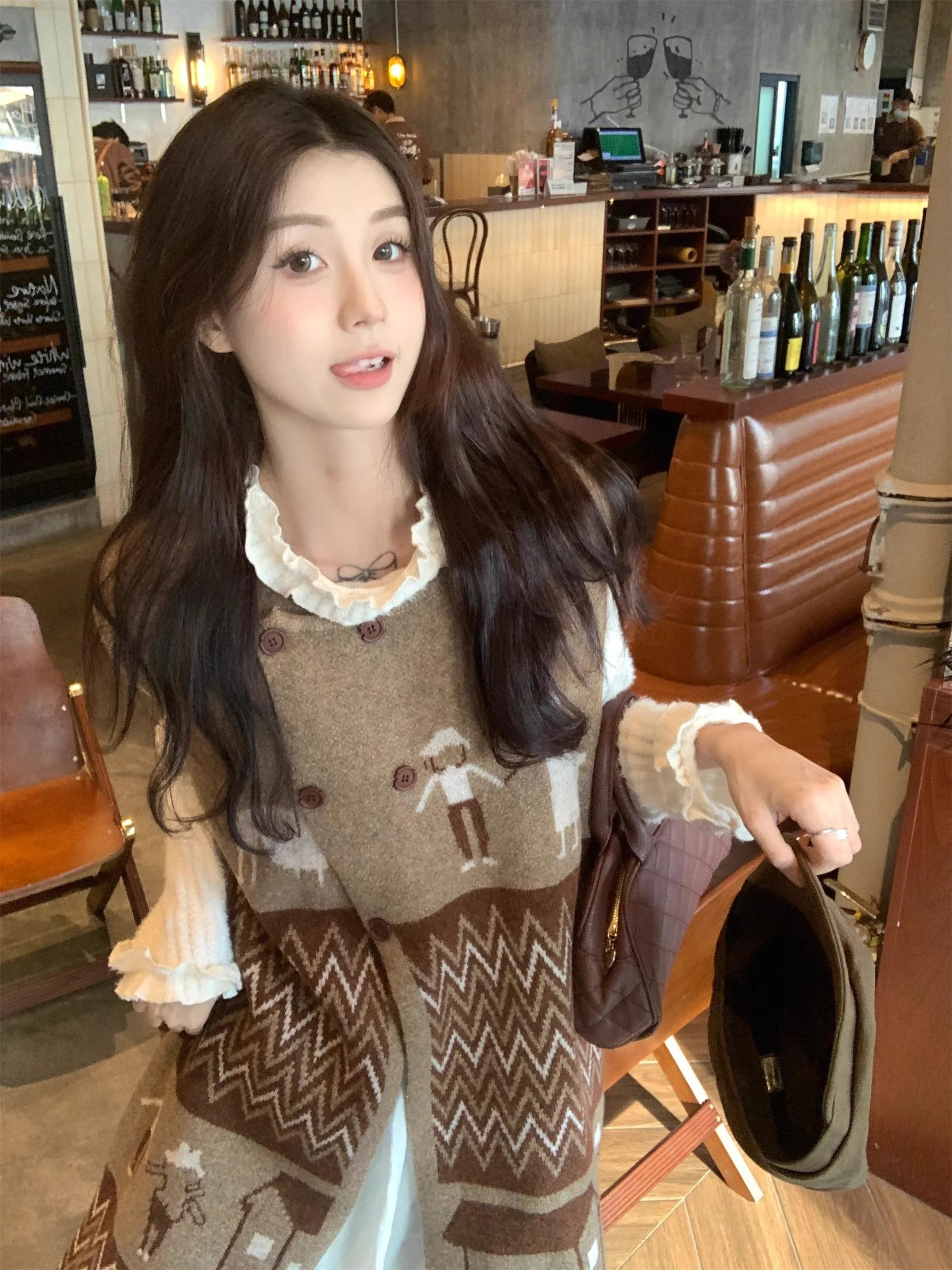 Gilet tricoté d'épissure rétro Dr femmes printemps automne ample mi-long coréen Sle bouton détail résine couleur fixation Thi...