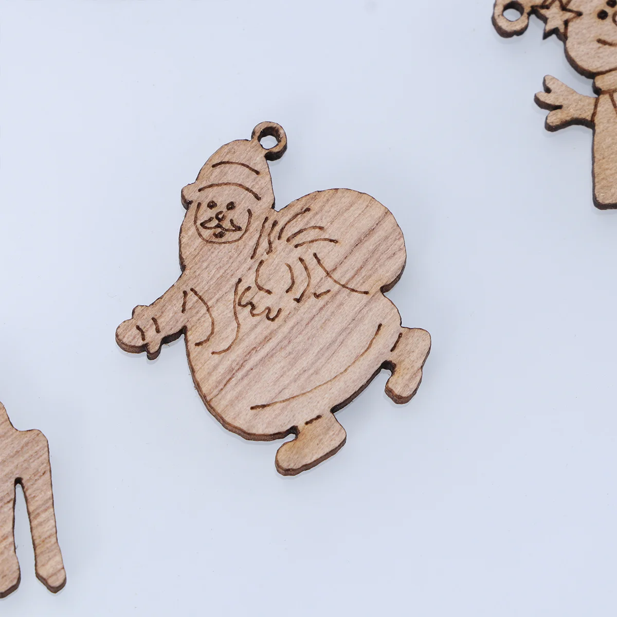 

100Pcs Christmas Wooden Slices Retro Style Craft Chips for Holiday Party Decoration DIY Wood Crafts Accessories Home Festive