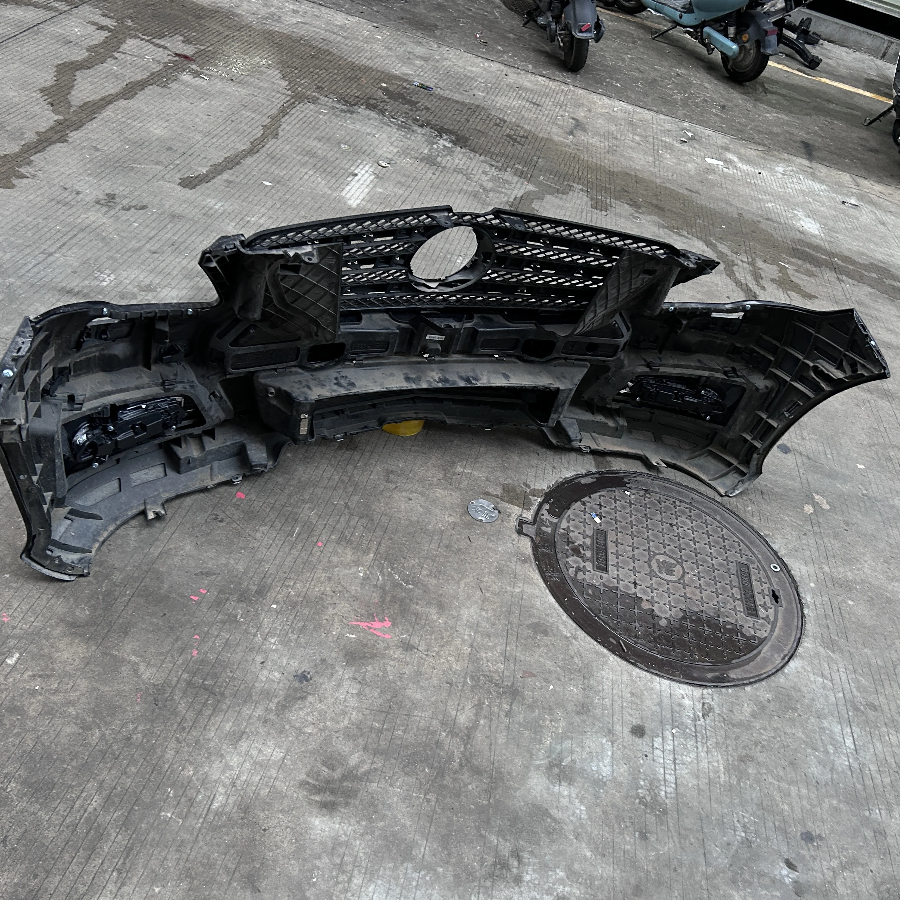 A2518800247 مبيعات المصنع مباشرة R300 2012 W251 مجموعات المصد الخلفي Rnd الأمامي