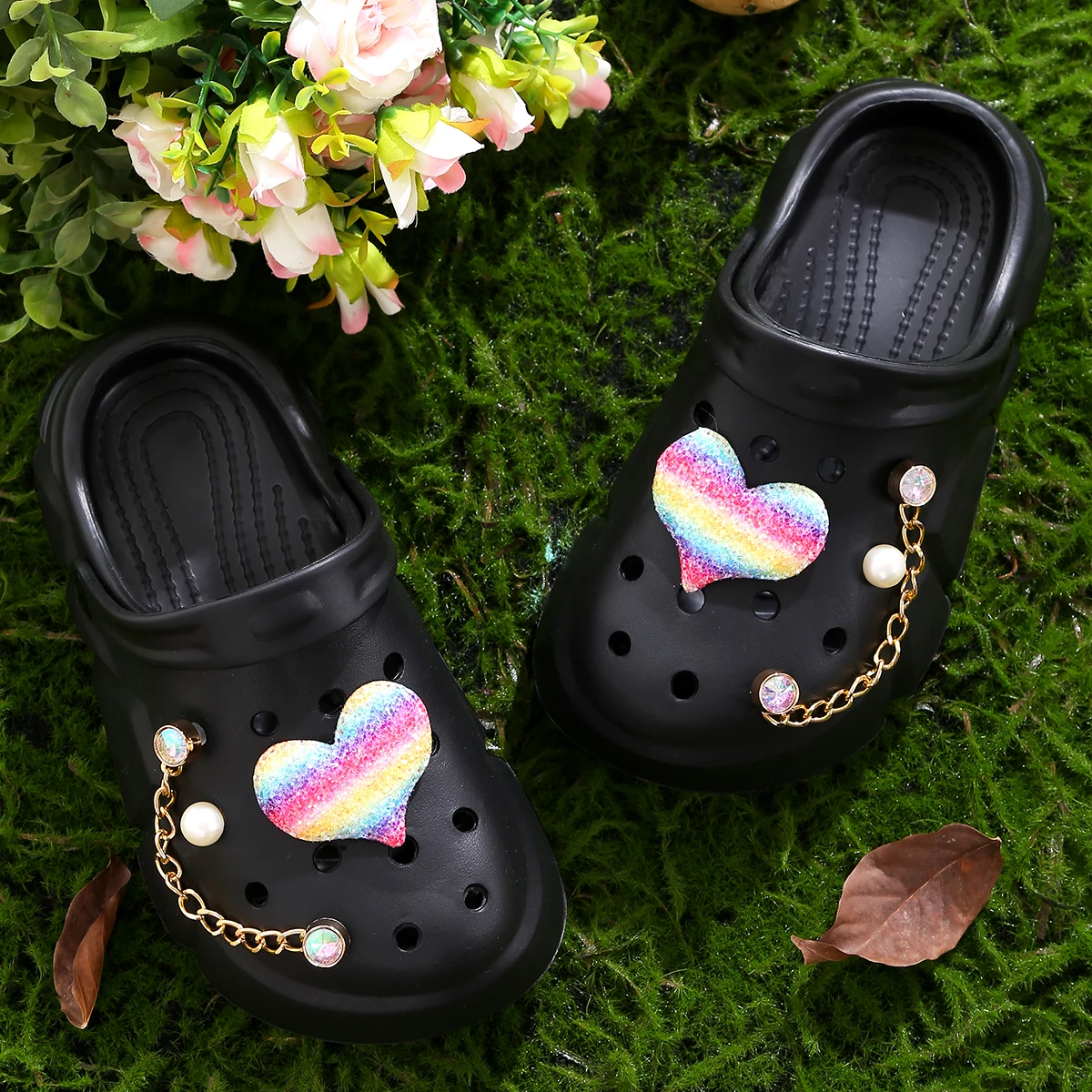 Casual girls clogs with heart decorations, quick-drying, lightweight and non-slip clogs, suitable for indoor and outdoor showers