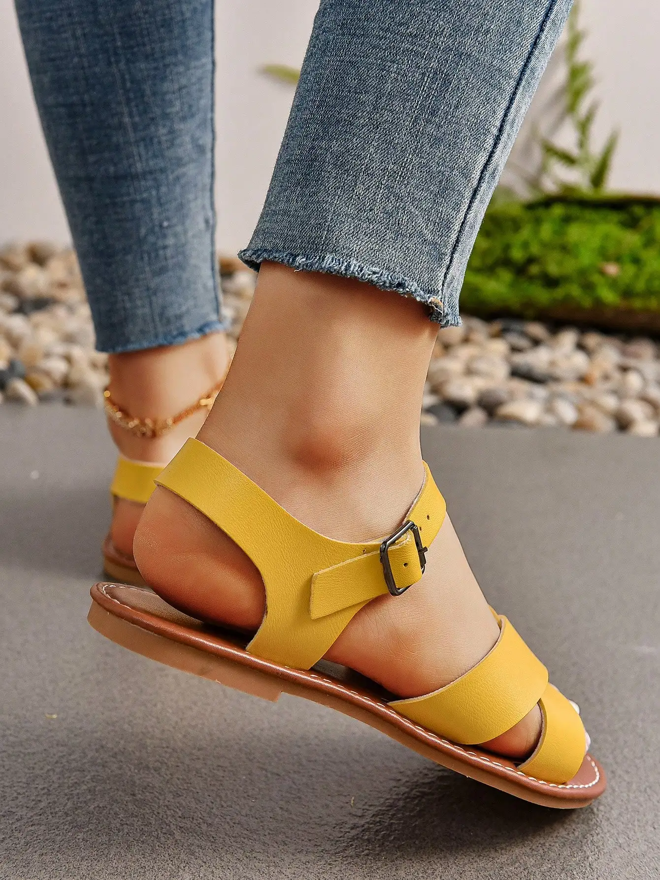 

Женские летние сандалии на плоской подошве с ремешком на пряжке, с перекрестным дизайном, однотонные, повседневные пляжные туфли